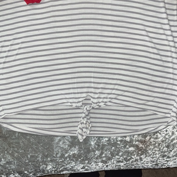 Lot of 2 Bordeaux 3/4 Sleeve V Neck Tops with ties- 1 Red and 1 White & Gray. - Picture 4 of 7